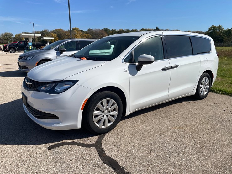 #1520-•-2020-chrysler-voyager-mini-van-(has-wi-title)-image-9