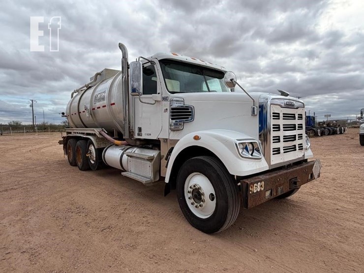 2015-freightliner-122sd-image-2