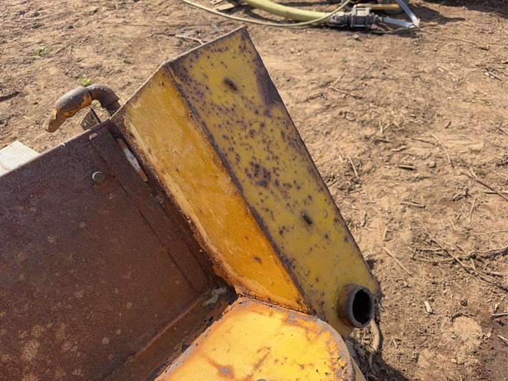 caterpillar-seat/fuel-tank-image-8