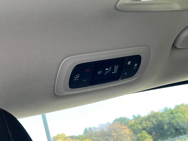#1518-•-2020-chrysler-voyager-mini-van-(has-wi-title)-image-26