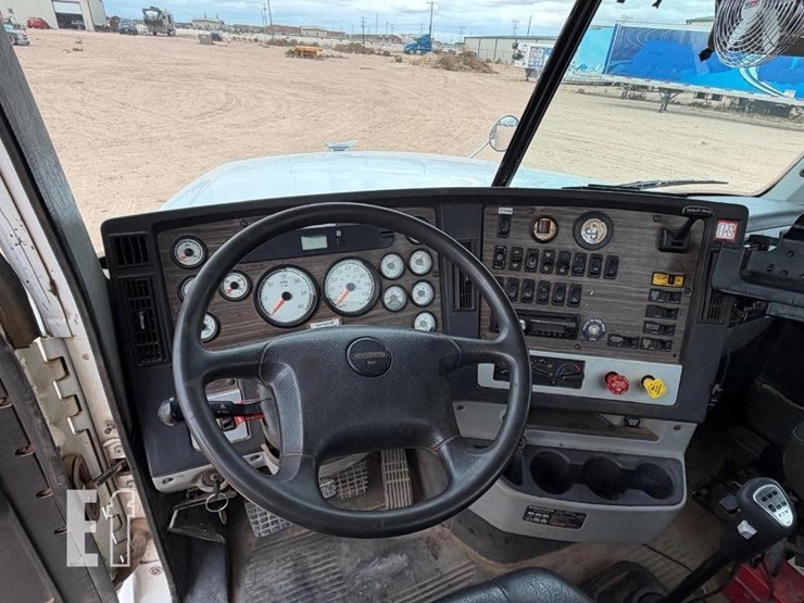 2013-freightliner-122sd-image-13