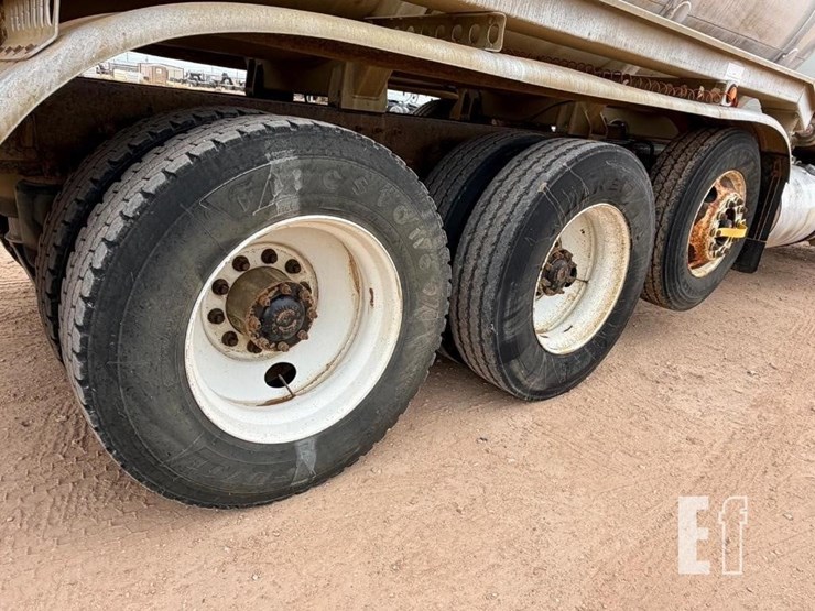 2013-freightliner-122sd-image-22