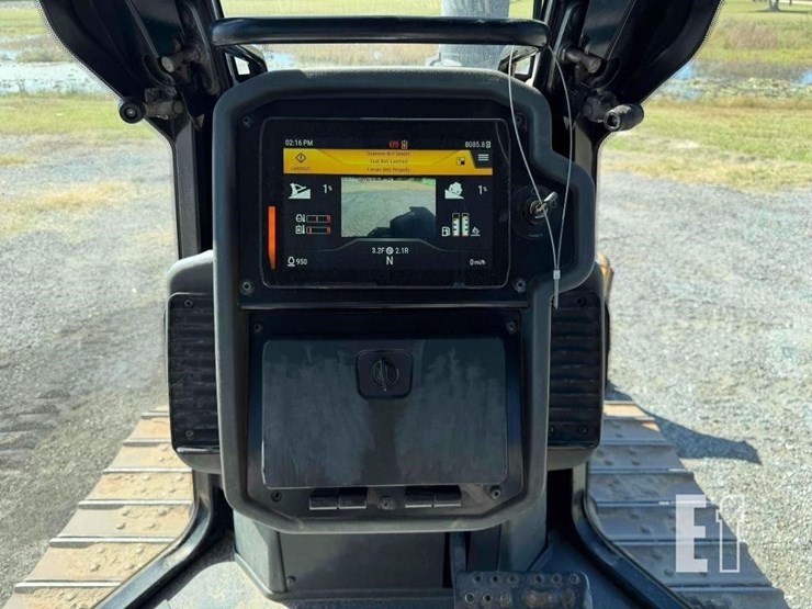 2020-caterpillar-d1-image-53