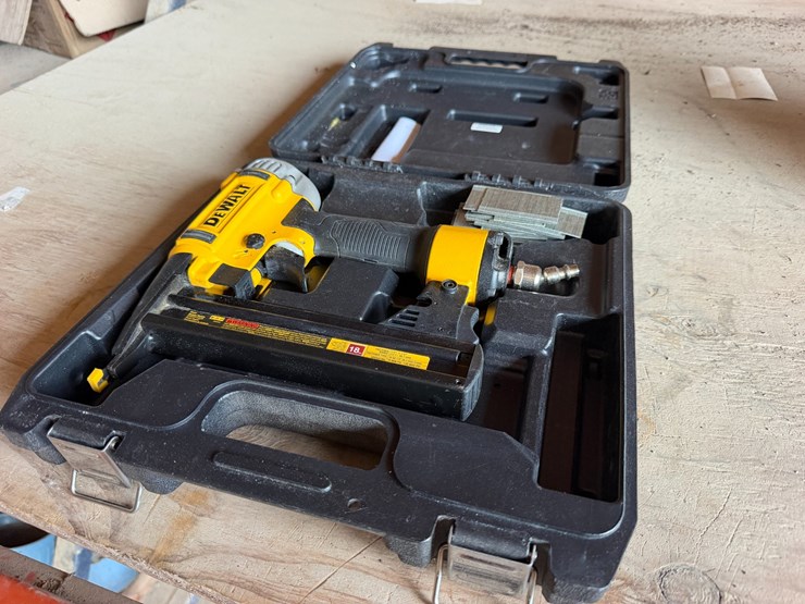 #2016-•-dewalt-finish-nailer-image-2
