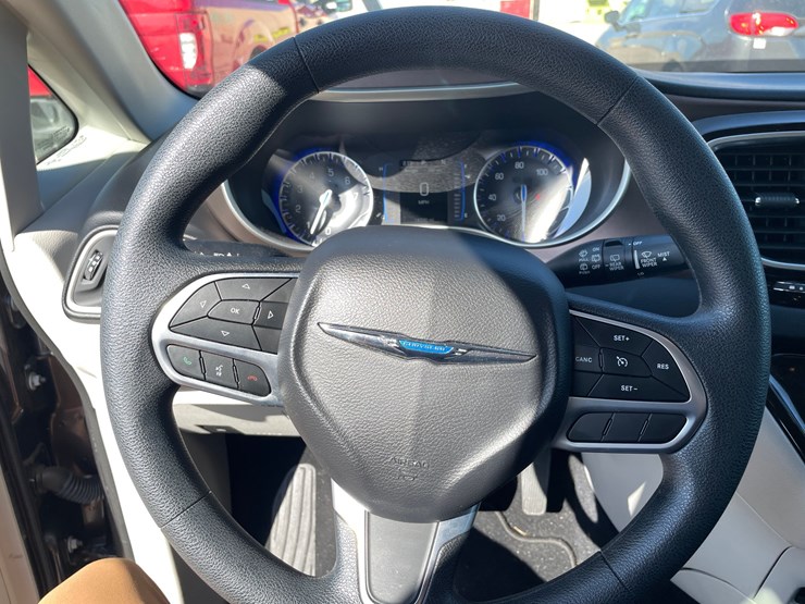 #1522-•-2021-chrysler-voyager-mini-van-(has-wi-title)-image-30