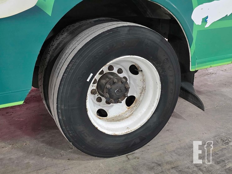 2004-freightliner-business-class-m2-106-image-17