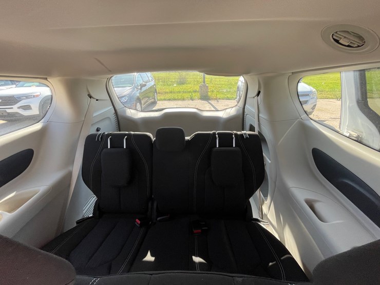 #1516-•-2020-chrysler-voyager-mini-van-(has-wi-title)-image-3