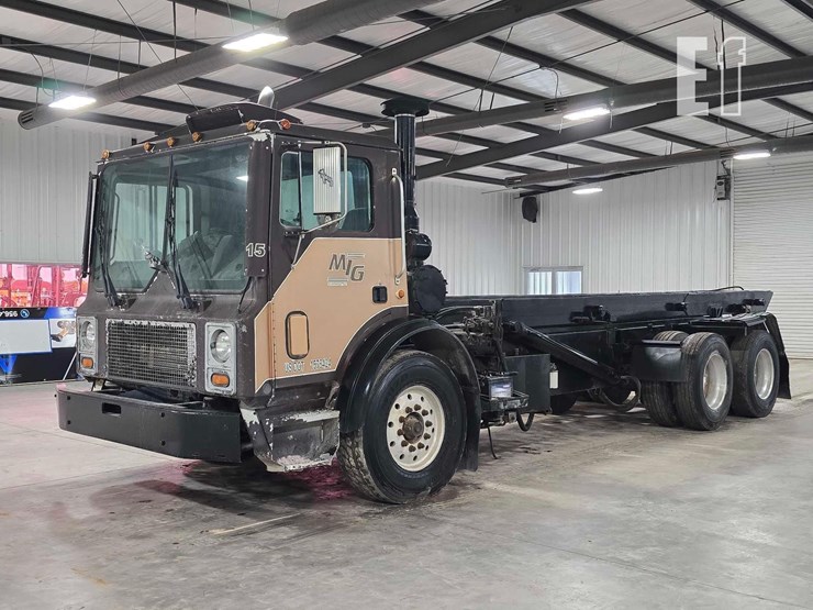 2002-mack-mr600-image-1