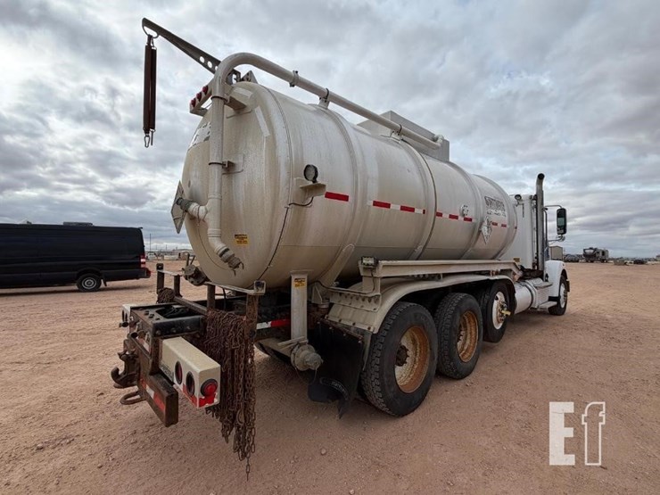 2015-freightliner-122sd-image-4