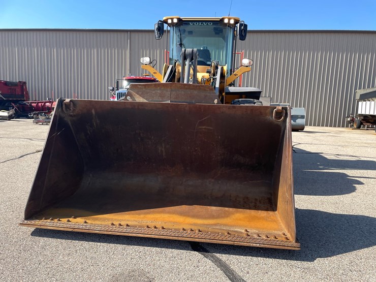 #1500-•-2017-volvo-l110h-wheel-loader-with-bucket-image-2