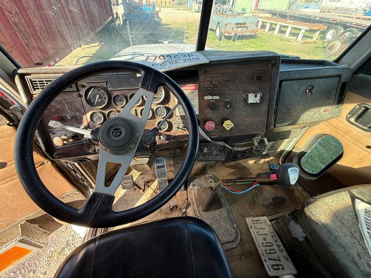 1990-peterbilt-357-image-9