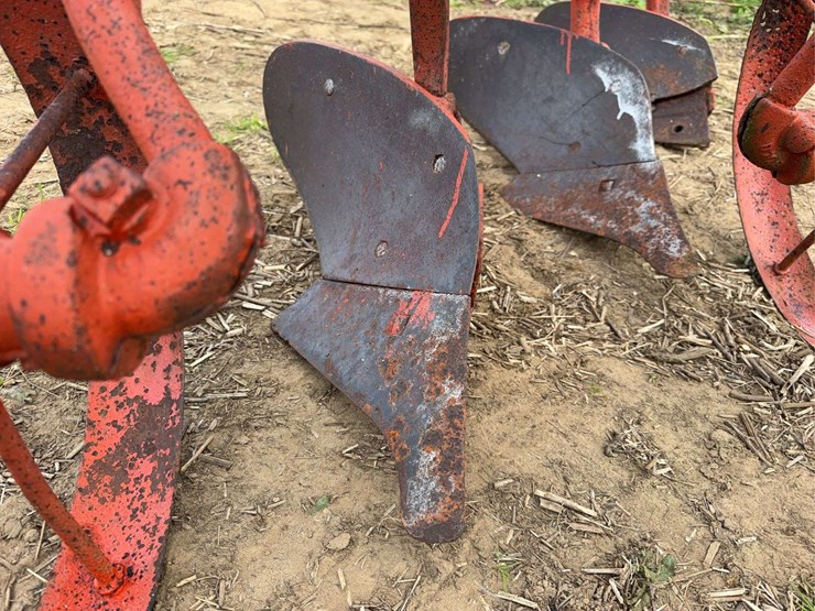 oliver-three-bottom-vineyard-plow-image-19