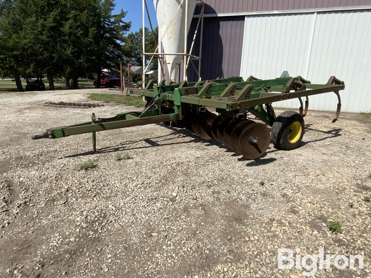john-deere-712-pull-type-12'-disk-chisel-ripper-image-1