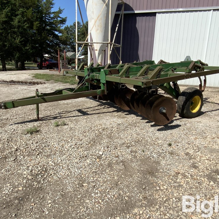 John Deere 712 Pull-Type 12' Disk-Chisel Ripper