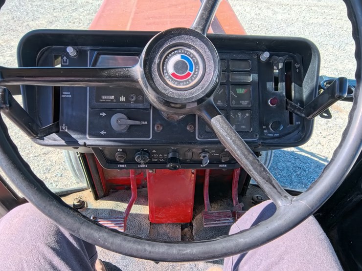 #1056-•-international-986-tractor-image-38