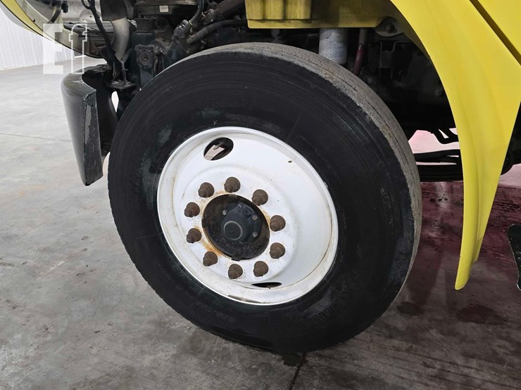 2004-freightliner-business-class-m2-106-image-16