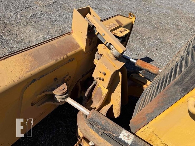 2020-caterpillar-d1-image-44