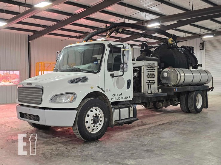 2013-freightliner-business-class-m2-106-image-1
