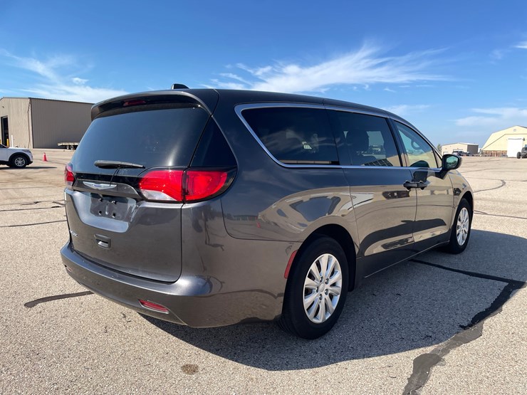 #1519-•-2020-chrysler-voyager-mini-van-(has-wi-title)-image-5