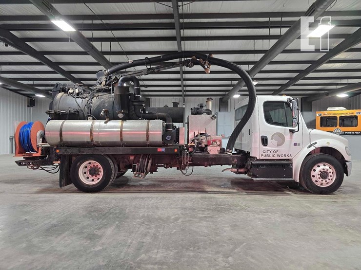 2013-freightliner-business-class-m2-106-image-6