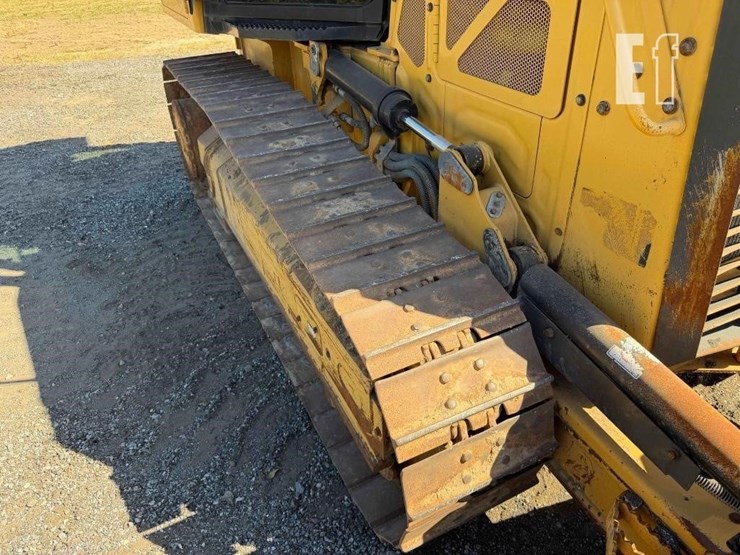 2020-caterpillar-d1-image-31