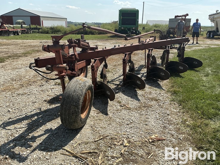 international-harvester-700-5-bottom-moldboard-plow-image-5