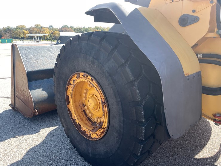 #1500-•-2017-volvo-l110h-wheel-loader-with-bucket-image-13