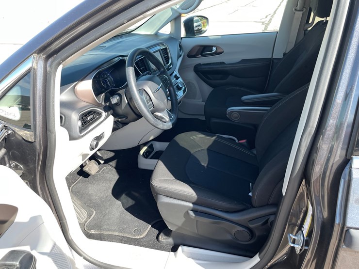 #1519-•-2020-chrysler-voyager-mini-van-(has-wi-title)-image-25