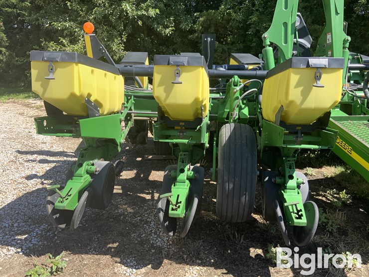 2004-john-deere-1760-maxemerge-plus-12r30"-vacuum-planter-image-18