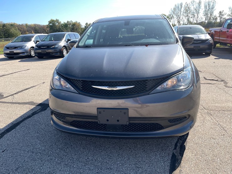 #1521-•-2021-chrysler-voyager-mini-van-(has-wi-title)-image-2