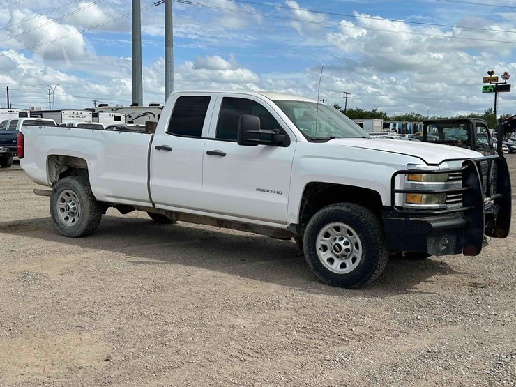 2015-chevrolet-silverado-2500hd-image-2
