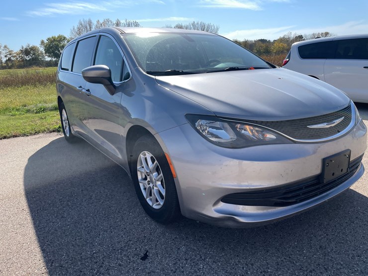 #1518-•-2020-chrysler-voyager-mini-van-(has-wi-title)-image-3