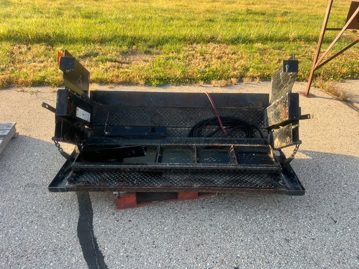 #1514-•-1,300-lb.-electric-tommy-gate-image-2