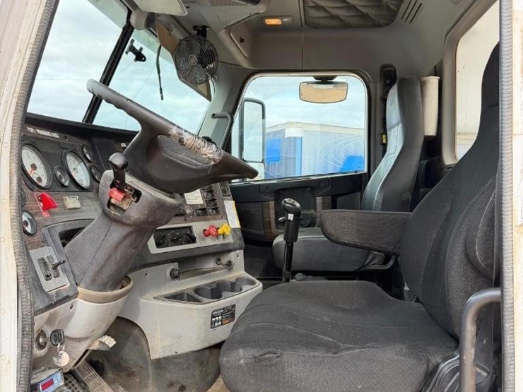 2015-freightliner-122sd-image-9