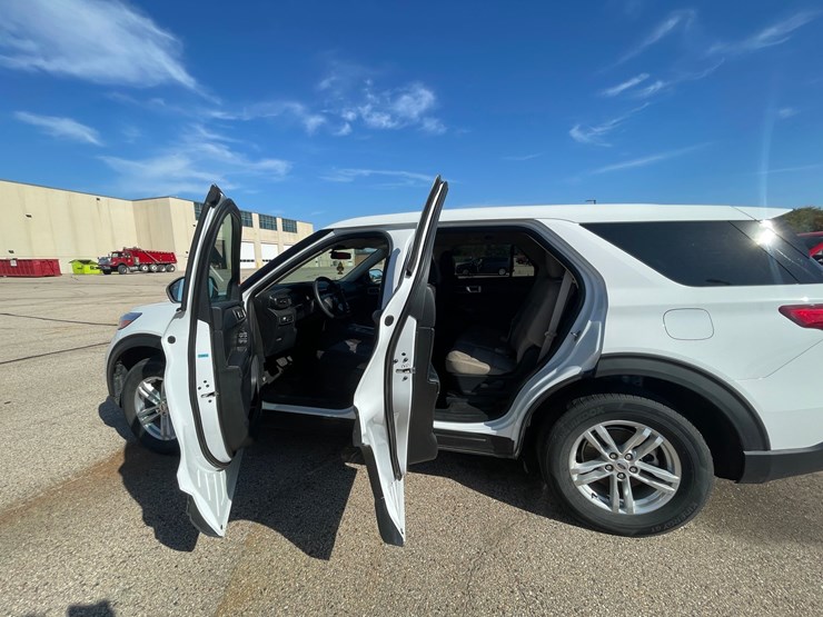 #1527-•-2022-ford-explorer-awd-suv-(has-wi-title)-image-35