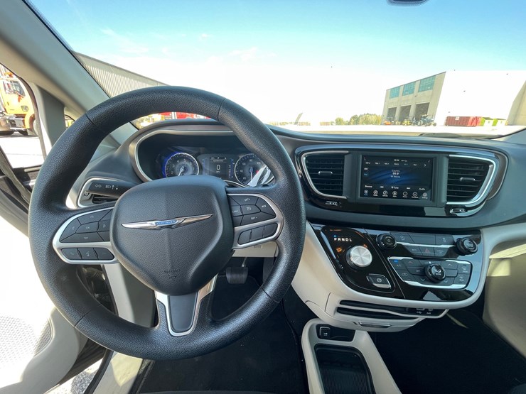 #1515-•-2020-chrysler-voyager-mini-van-(has-wi-title)-image-5
