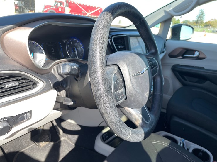 #1521-•-2021-chrysler-voyager-mini-van-(has-wi-title)-image-32