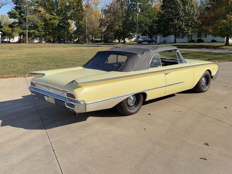 1960-ford-sunliner-image-3