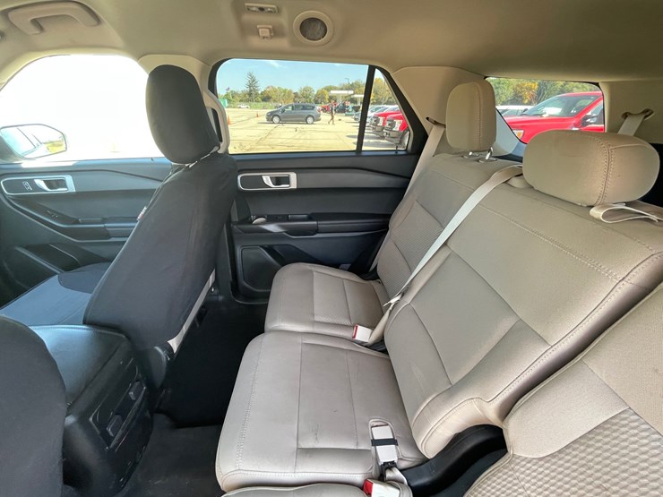 #1527-•-2022-ford-explorer-awd-suv-(has-wi-title)-image-4