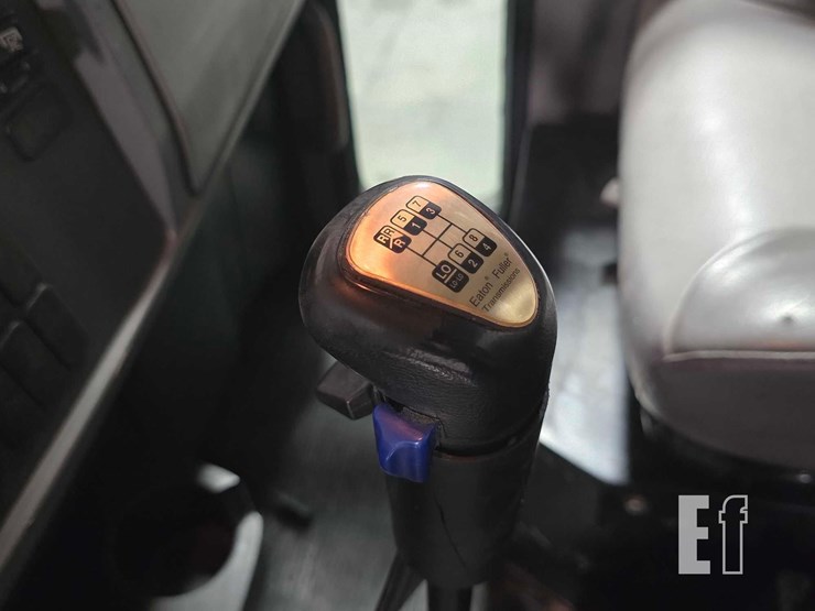 2013-peterbilt-348-image-15