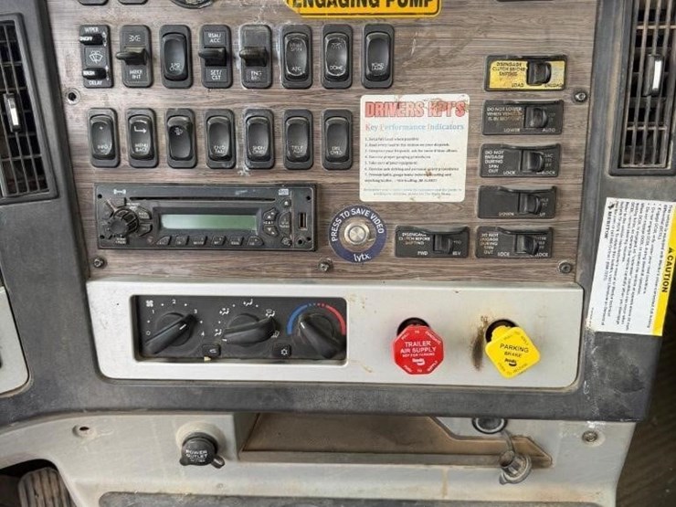 2015-freightliner-122sd-image-19