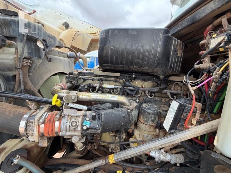 2013-freightliner-122sd-image-27