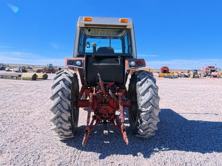 #1056-•-international-986-tractor-image-3