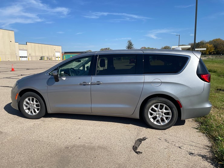 #1518-•-2020-chrysler-voyager-mini-van-(has-wi-title)-image-8