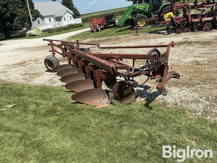 international-harvester-700-5-bottom-moldboard-plow-image-3
