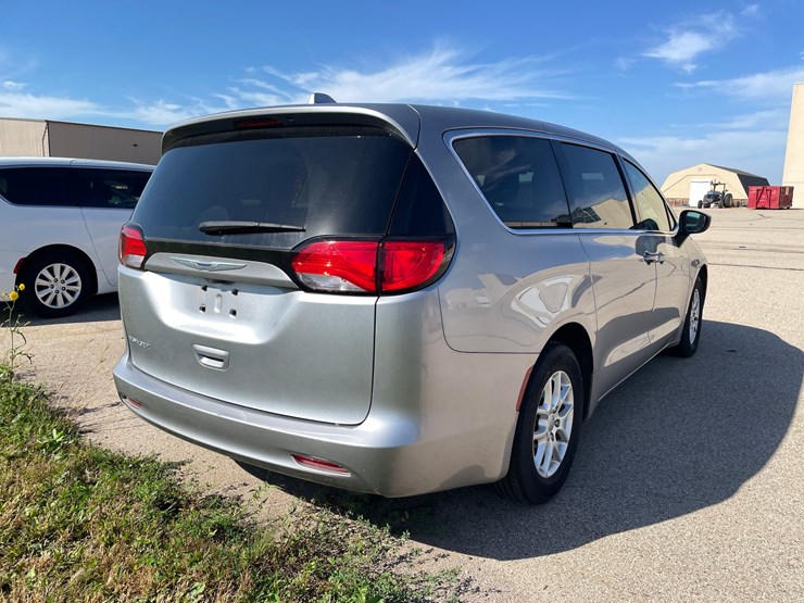 #1518-•-2020-chrysler-voyager-mini-van-(has-wi-title)-image-6
