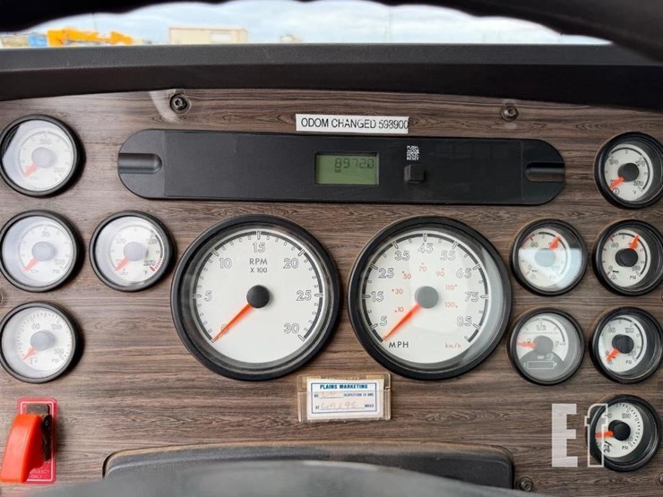 2013-freightliner-122sd-image-15