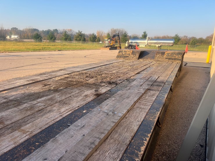 #1511-•-2001-sterling-tri-axle-heavy-haul-day-cab-semi-(has-wi-title)-with-2014-etnyre-tri-axle-lowboy-trailer-(has-wi-title)-image-73