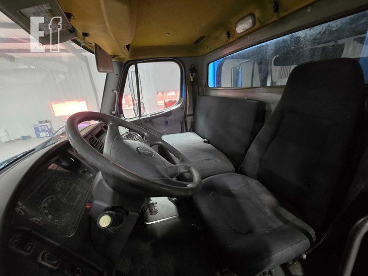 2010-freightliner-business-class-m2-106-image-9