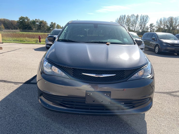 #1519-•-2020-chrysler-voyager-mini-van-(has-wi-title)-image-2